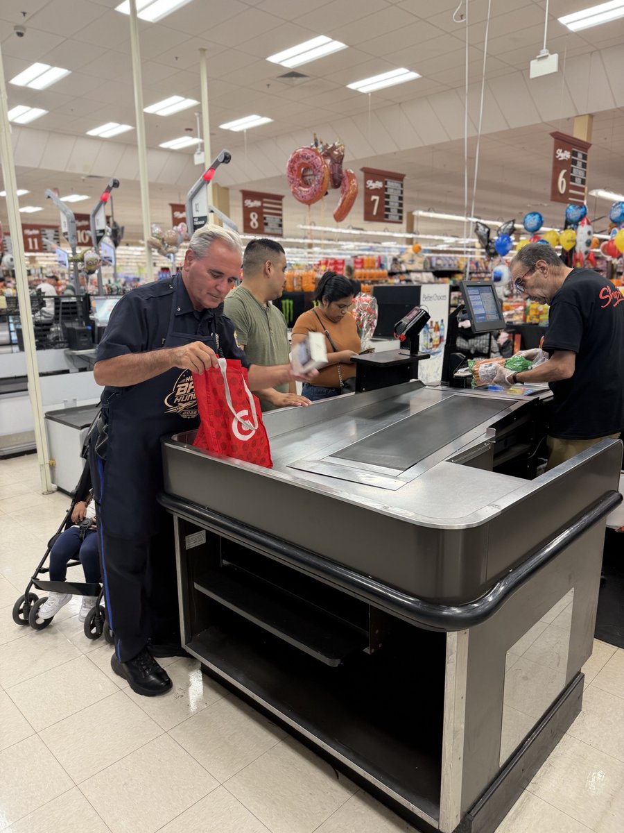 PPD03Dist's tweet photo. Witman Plaza ShopRite 3rd District Officers Bagging Groceries for the hunger https://t.co/l49s9WjEzH
