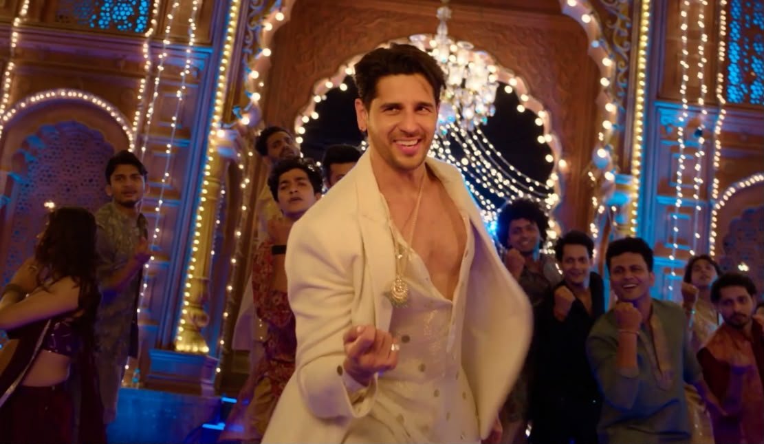 HetTannaHere's tweet photo. #SidharthMalhotra is HERE with yet another PARTY-STARTER-BANGER after #KarGayiChull, #DiscoDeewane, #KalaChashma, #Vele, #PunjabiWeddingSong and many more! #ThummakThummak from #TheVvaan is now UNLEASHED! 🔥💥
@SidMalhotra is bringing his A-game with fluid dance moves, killer expressions and unmatched swag, making this a full blown dance-floor anthem! From folklore to dance and romance, his versatility is on full display and the buzz around #TheVvaan is only getting BIGGER!🔥