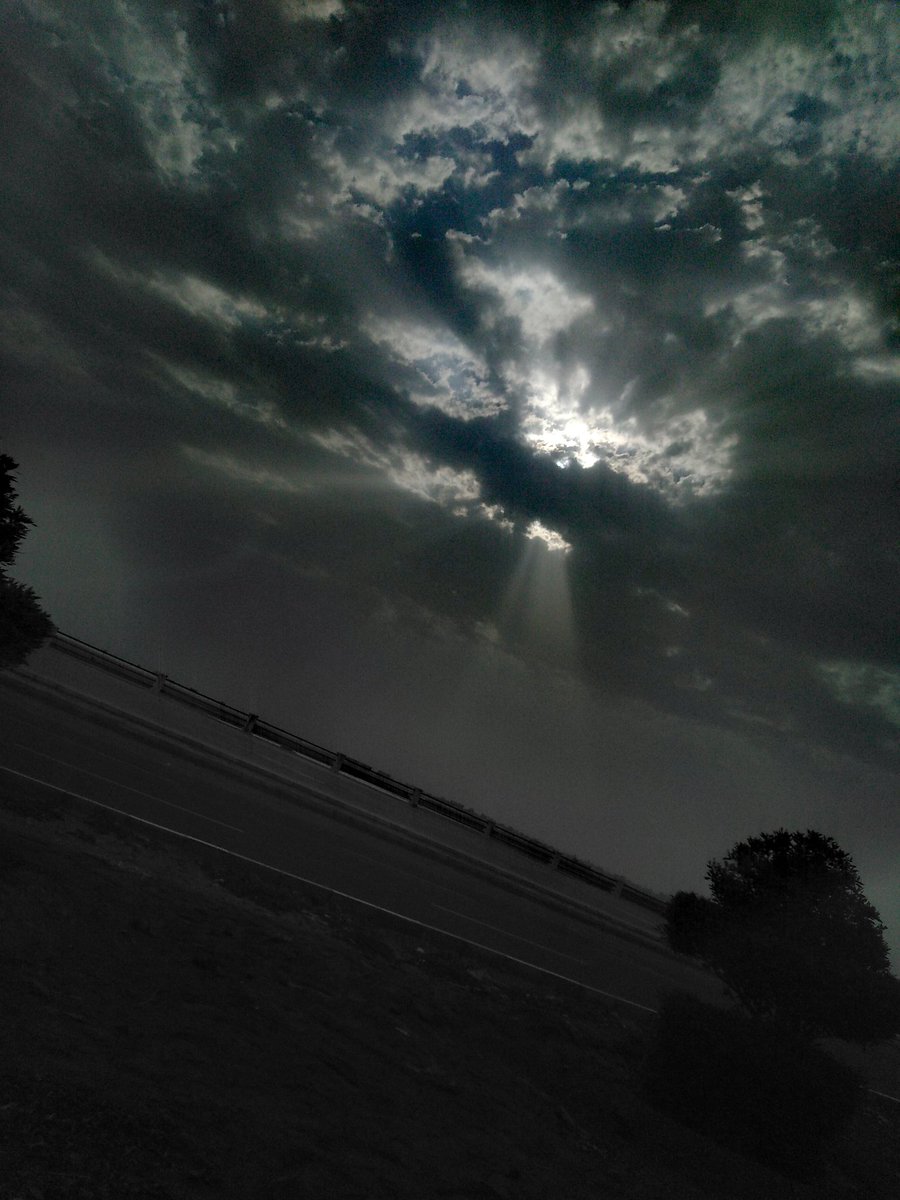 Rose_spich00's tweet photo. «للسماء مزاجها، وأنا فقط التقطتُه. ☁️» https://t.co/6XBjDjC09h
