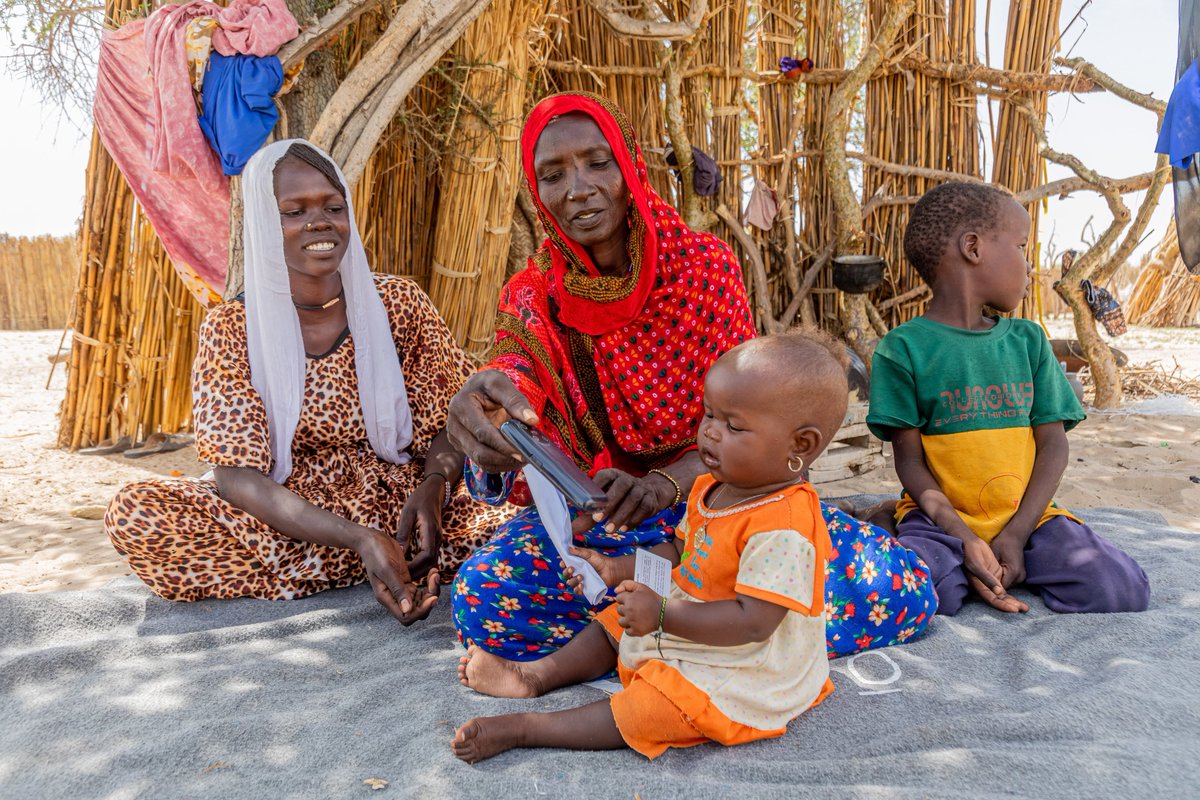 WFP_Chad's tweet photo. 📍Tchad 🇹🇩
À Baga Sola, les transferts monétaires permettent aux familles déplacées internes, comme celle de Kandey, veuve ayant fui les violences dans la province du Lac, de couvrir leurs besoins les plus urgents.
En appui aux efforts du Gouvernement et du système des @OnuTchad, le @WFP_Chad apporte une assistance vitale aux populations nouvellement déplacées et contribue à préserver leur dignité tout en renforçant leur résilience.