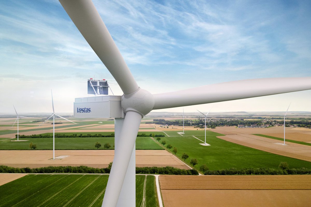 windpower_m's tweet photo. Danish wind turbine manufacturer Vestas has unveiled the V182-7.2MW, its largest onshore wind turbine to date https://t.co/eryEvyggjb #windpower #renewables #energytransition #onshorewind https://t.co/J0egwmO1GS