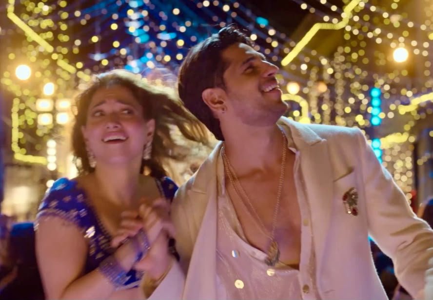 HetTannaHere's tweet photo. #SidharthMalhotra is HERE with yet another PARTY-STARTER-BANGER after #KarGayiChull, #DiscoDeewane, #KalaChashma, #Vele, #PunjabiWeddingSong and many more! #ThummakThummak from #TheVvaan is now UNLEASHED! 🔥💥
@SidMalhotra is bringing his A-game with fluid dance moves, killer expressions and unmatched swag, making this a full blown dance-floor anthem! From folklore to dance and romance, his versatility is on full display and the buzz around #TheVvaan is only getting BIGGER!🔥