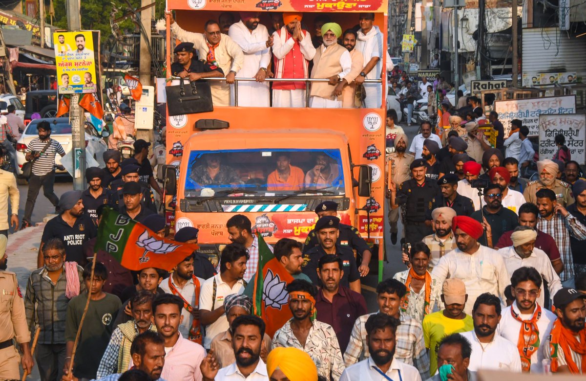 NayabSainiBJP's tweet photo. ‘नशा मुक्त पंजाब यात्रा’ के दौरान जलालाबाद रोड शो में उमड़ा जनसैलाब पंजाब में बढ़ते नशे के खिलाफ जनता के आक्रोश और बदलाव की आवाज है।
आज क्षेत्रवासियों ने स्पष्ट संदेश दिया है कि पंजाब के युवाओं का भविष्य नशे में नहीं, शिक्षा, रोजगार और अवसरों में है।
भगवंत मान जी, पंजाब के युवाओं की जिंदगी और भविष्य से खिलवाड़ अब और नहीं चलेगा।