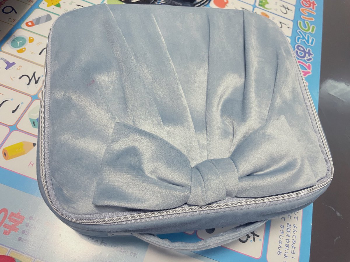 ami08ah's tweet photo. Francfrancで新しいメイクボックス買ったら娘がアクセサリーやらネイルやら入れていた😂 https://t.co/83SJpuLiyz
