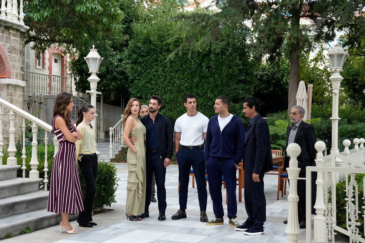TvDunyasii's tweet photo. YERALTI”NIN 2. SEZONUNDAN İLK TANITIM YAYINLANDI!

YENİ SEZONDA DENGELER DEĞİŞİYOR, HESAPLAR YENİDEN AÇILIYOR!
 
NOW’ın ilk sezonuyla büyük ilgi gören dizisi #Yeraltı merakla beklenen 2. sezonundan ilk tanıtımı yayınladı. Yeni sezondan ilk görüntülerin yer aldığı tanıtımda diziye katılan İsmail Hacıoğlu, Şükran Ovalı ve Azra Aksu’nun karakterlerinden de ilk sahneler izleyiciyle buluşuyor.

İlk sezonun ardından heyecanı daha da yükselen “Yeraltı”, yeni sezonda değişen dengeler ve geçmişten gelen hesaplaşmalarla izleyici karşısına çıkmaya hazırlanıyor. Yayınlanan ilk tanıtım, yeni sezonda karakterleri bekleyen sürprizlere dair önemli ipuçları verirken, hikayedeki gizemli bağlantıları da gözler önüne seriyor.

Tanıtımda Sultan ve Haydar Ali’nin düğününden görüntüler dikkat çekerken, Ceylan’ın Haydar Ali’nin kulağına “Cehennemde yan Ali!” diye fısıldadığı an ve Haydar Ali’nin buna “Hep birlikte!” yanıtı vermesi, yeni sezondaki hesaplaşmaların boyutuna dair merak uyandırıyor.

Yeni sezonda Bozkurt’un geçmişinden gelen önemli bir isim olarak hikayeye dahil olan Şükran Ovalı da ilk kez tanıtımda izleyici karşısına çıkıyor. Bozkurt ile geçmişlerine dair konuşmalarının yer aldığı sahnelerde, yıllar önce birlikte kurdukları hayallerden birinin bugün bambaşka bir şekilde karşılarına çıkması, ikilinin geçmişine dair yeni soru işaretleri yaratıyor.