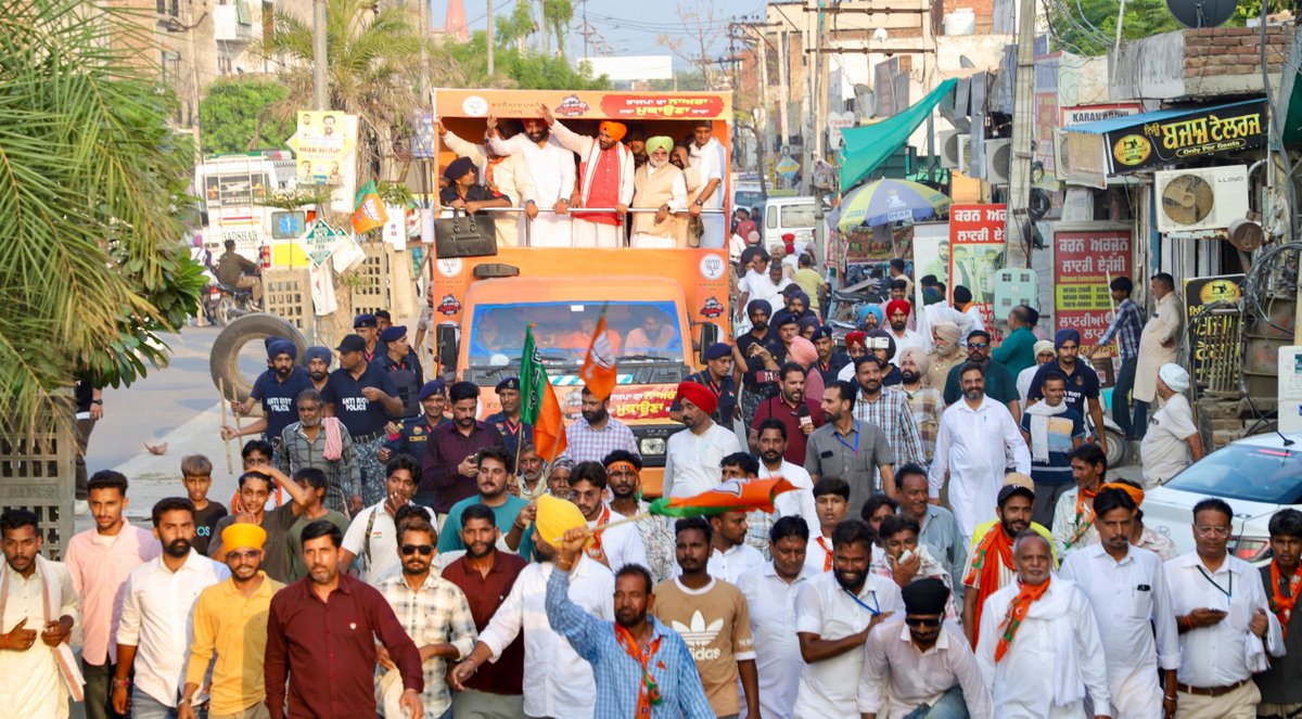 NayabSainiBJP's tweet photo. ‘नशा मुक्त पंजाब यात्रा’ के दौरान जलालाबाद रोड शो में उमड़ा जनसैलाब पंजाब में बढ़ते नशे के खिलाफ जनता के आक्रोश और बदलाव की आवाज है।
आज क्षेत्रवासियों ने स्पष्ट संदेश दिया है कि पंजाब के युवाओं का भविष्य नशे में नहीं, शिक्षा, रोजगार और अवसरों में है।
भगवंत मान जी, पंजाब के युवाओं की जिंदगी और भविष्य से खिलवाड़ अब और नहीं चलेगा।