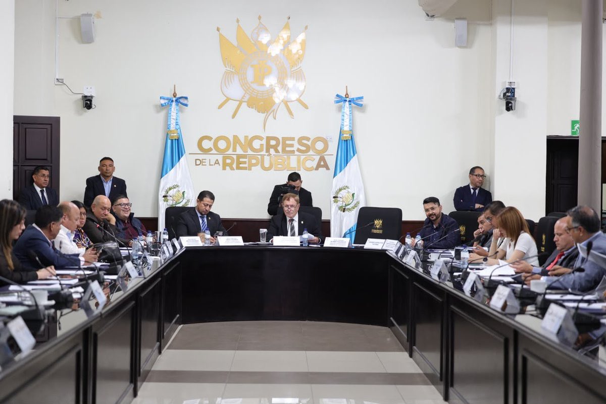 JHFrancoGt's tweet photo. Hoy jefes de bloque. Mañana el pleno ve las objeciones al Decreto 21-2026.

130 votos el 8 de septiembre. El diésel ya pasó de Q50. El fondo de Q2,500 millones sigue en el cajón.

Si el martes no hay remisión, el pasaje sube esta semana. La factura no sale de la bomba: sale del hemiciclo que ya votó y no despachó.
Congreso: ¿van a resolver las objeciones o van a cobrarle el trámite al usuario?