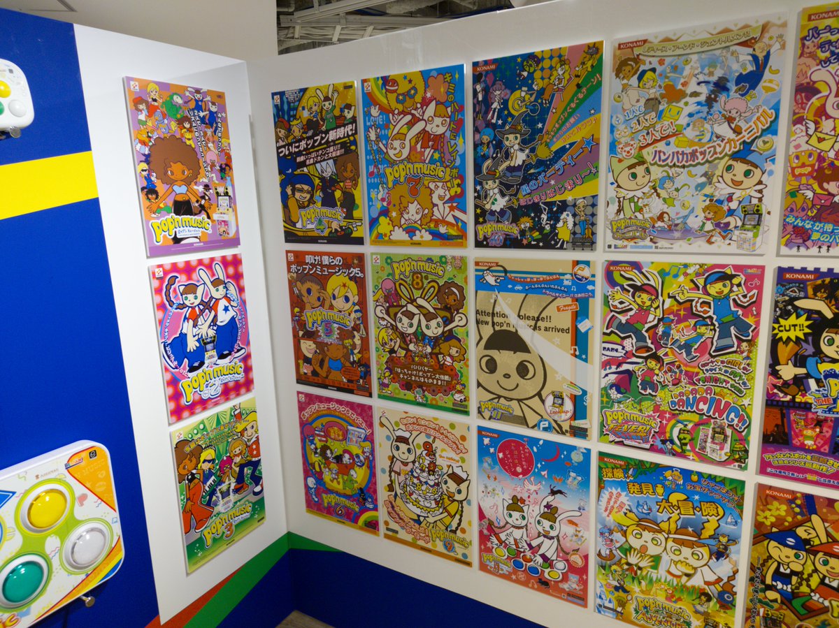 shisyamoworks's tweet photo. しょっぱなは年表、そしてCS版ソフトとサントラとグッズの物量✨アケコンまで展示されてるよ✨
その後も続く、ポスターと曲バナーの物量と設定資料集などなど

あまりの物量なので全部をちゃんと見れてませんが、だからこそ興味があるものを中心に見ることができて、良き展示会でした👍

#ポップン展 https://t.co/tMSmUExk2S