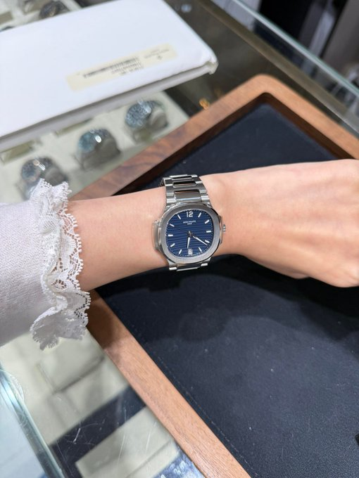 Bella_Taylor34's tweet photo. I just bought a Patek Philippe Nautilus 7118/1A.
It features a stainless steel case and the iconic blue dial.😄 https://t.co/DFpec8aC6T