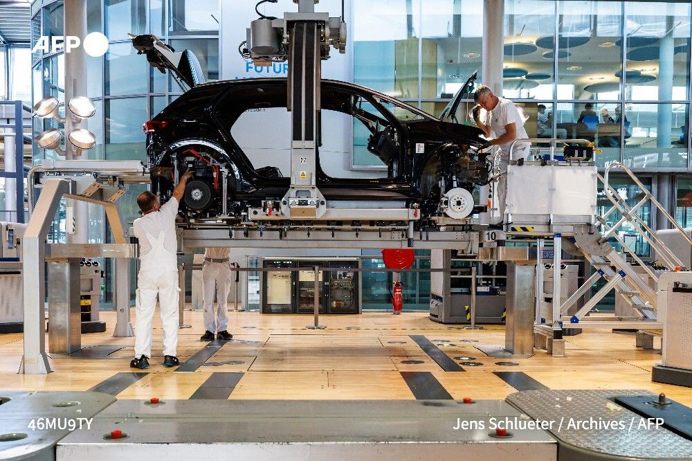 afpfr's tweet photo. 🚗📻️ Les radios publiques, privées et associatives ont demandé aux pouvoirs publics en France et en Europe de rendre obligatoire l'installation de récepteurs hertziens dans les voitures neuves, en pointant le fait que certains constructeurs s'en passent désormais. https://t.co/YUYpak4O5f