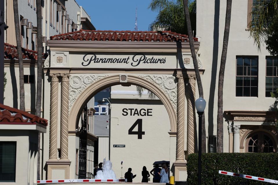 Forbes's tweet photo. States Settle Paramount-Warner Bros. Lawsuit, Report Says—Paving Way For Merger To Go Through
https://t.co/okKaitdq0n https://t.co/uJKTA1N77C