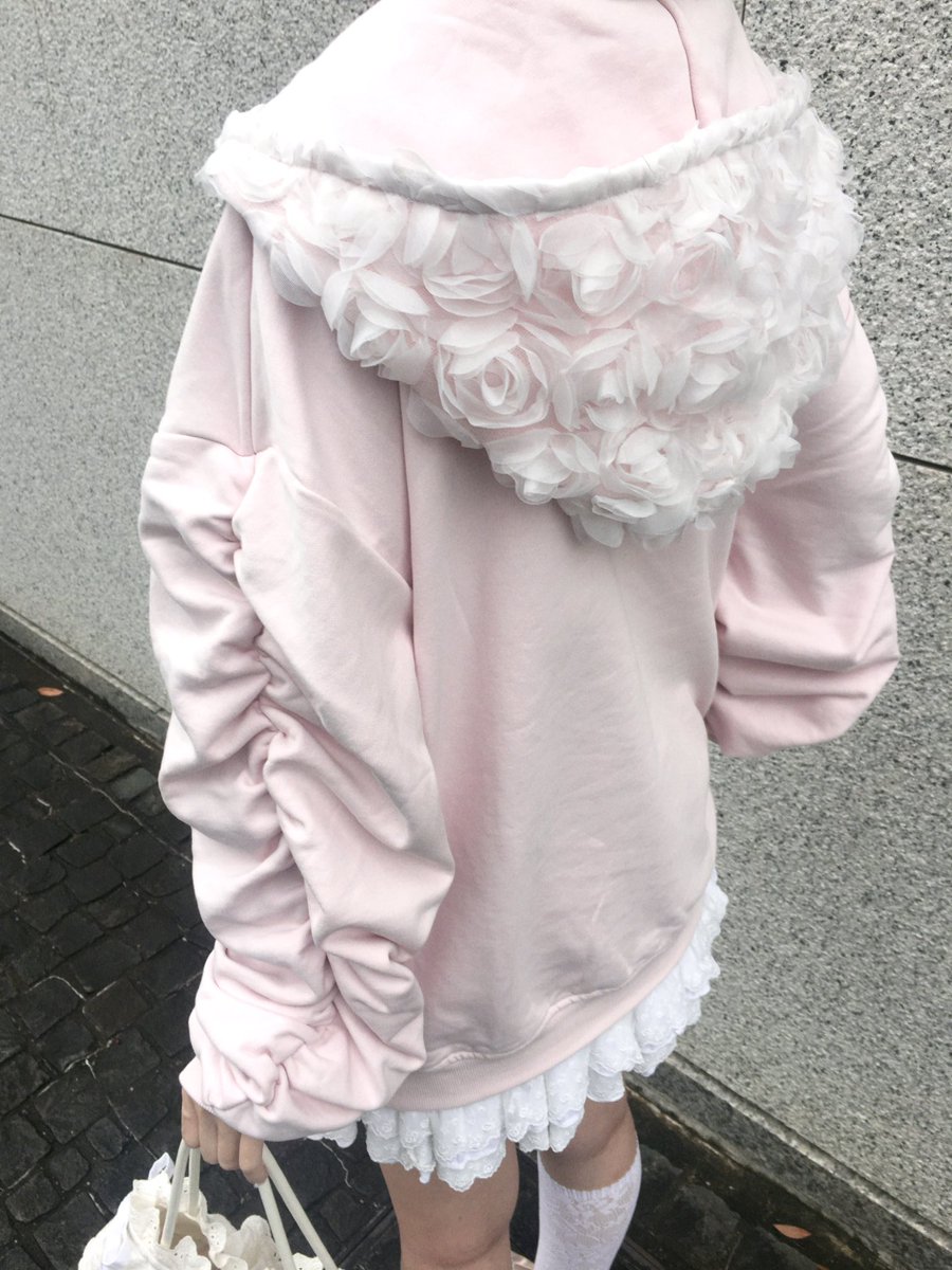 kohibaby_'s tweet photo. ローズモチーフのフード、ときめきすぎる~~♩
たぽっとお袖もゆるっとサイズ感もたまらない、、ᴗ ⩊ ᴗ♥

#日常 #日常垢 https://t.co/lmcSFw35HF