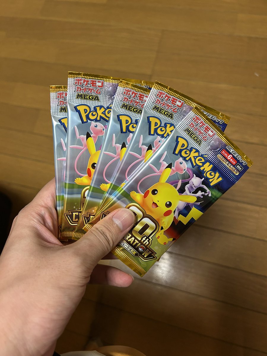 submocchi0519's tweet photo. こちら偶然にも遭遇してしまったがために、欲に負けて買ってしまったもっちの手元です。

だって入手困難ってたくさん聞いたんだもん…
……言い訳です。

大人しく開封します(っ ॑꒳ ॑c) https://t.co/tLPlWjOcuH