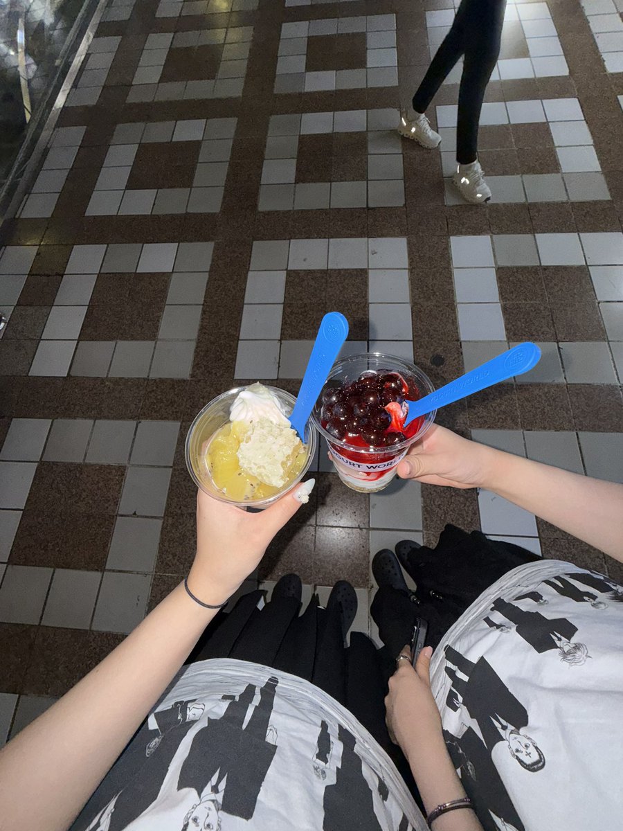 meroncrimsoda's tweet photo. 친구랑 헌터티 맞춰입고 롯데월드 데이트하면 얼마나 재밋게💕💕💕 https://t.co/0TF7rCtmbN