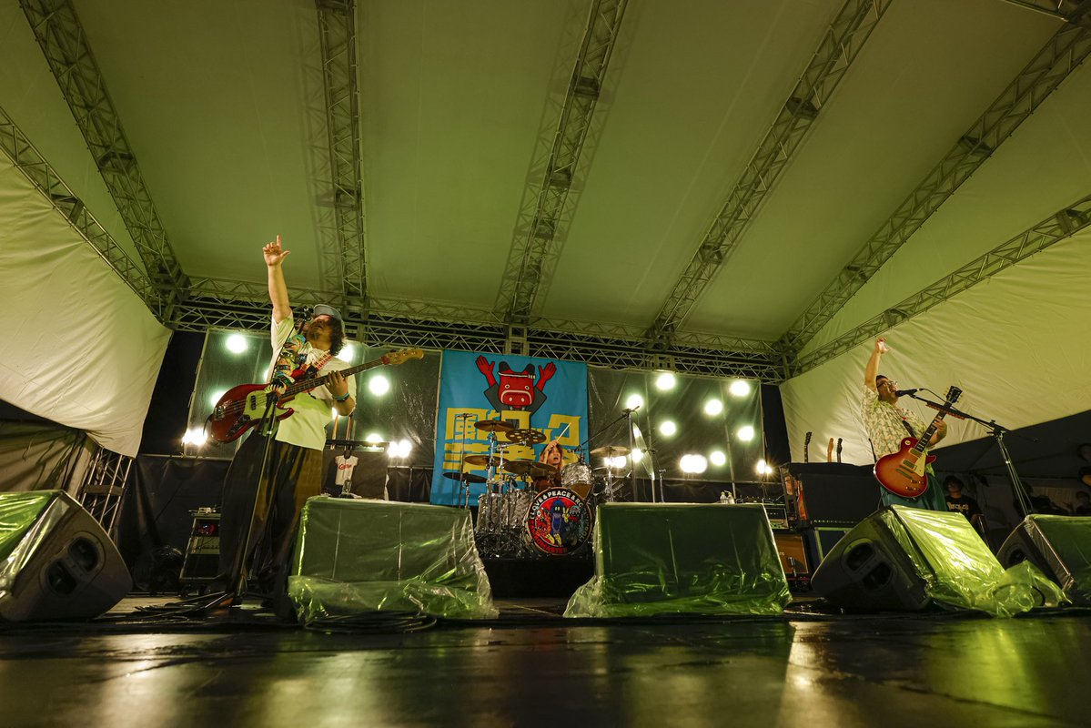 sambomaster_txt's tweet photo. 🎸🌪️『風とロック芋煮会 in September JAM』
トリを務めさせていただきました！

ゲストにMAN WITH A MISSION Tokyo Tanakaさん！
 さらに10年振りに猪苗代湖ズ集合で「I love you & I need you ふくしま」演奏しました🎸

雨の中お集まり頂きありがとうございました！

#サンボマスター  #猪苗代湖ズ #風とロック 

photo by SARU @saru_camera