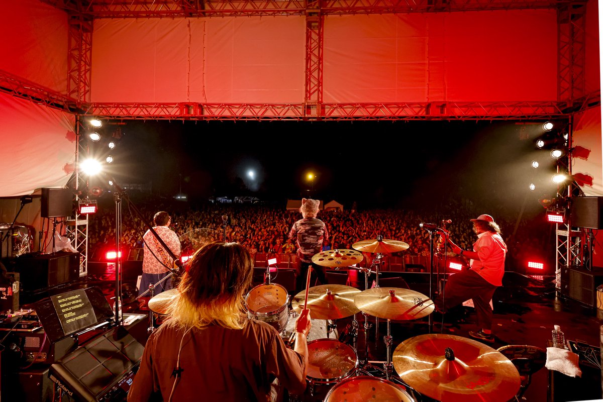 sambomaster_txt's tweet photo. 🎸🌪️『風とロック芋煮会 in September JAM』
トリを務めさせていただきました！

ゲストにMAN WITH A MISSION Tokyo Tanakaさん！
 さらに10年振りに猪苗代湖ズ集合で「I love you & I need you ふくしま」演奏しました🎸

雨の中お集まり頂きありがとうございました！

#サンボマスター  #猪苗代湖ズ #風とロック 

photo by SARU @saru_camera