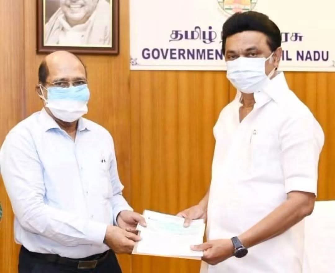 Suresh199104's tweet photo. மக்களுக்கு இது புரியணும் 🙏

வீரமணி தொடர்பான வீடியோ ஆதாரங்களை சமர்ப்பித்த அன்றே, Malaysia மாணவர் பாரதிதாசன் விவகாரத்தை வைத்து கேவலமான அரசியல் செய்து திசைதிருப்பினாங்க.

இன்னைக்கு வீரமணி வழக்கில் சம்பந்தப்பட்ட அதிகாரிகள் மீது நடவடிக்கை எடுக்க தலைவர் விஜய் உத்தரவிட்டதும், வழக்கு சூடுபிடிக்கிற நேரத்தில் சொல்லி வைத்த மாதிரி Stalin, Udhay, Kanimozhi எல்லாம் “விஜய் சொல்லாம எப்படி GO வந்துச்சு?”ன்னு உப்பு சப்பு இல்லாத விஷயத்தை வைத்து மீண்டும் திசைதிருப்புறாங்க. 👀