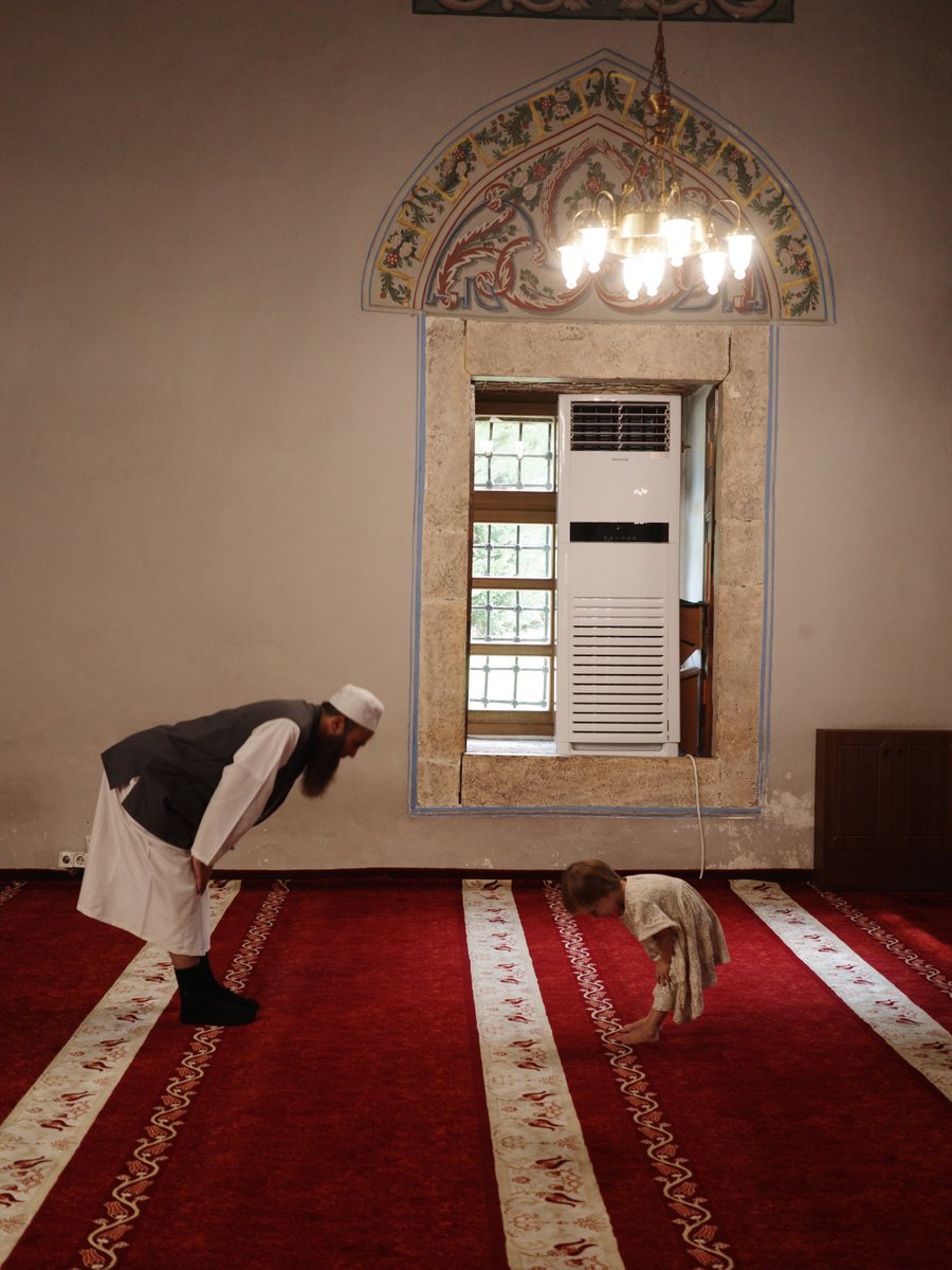 julaibib18's tweet photo. A cute moment between a father &amp; daughter in Sinan Pasha masjid in Prizren, Kosovo. https://t.co/8w66CobRjd