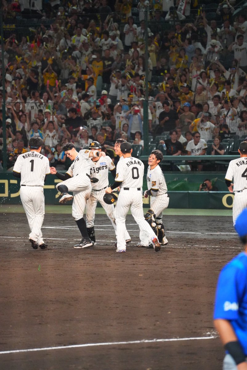 aona0708's tweet photo. 蹴り入れててオモロい🤣

 #阪神タイガース  #阪神 https://t.co/AAwLMTg6aP