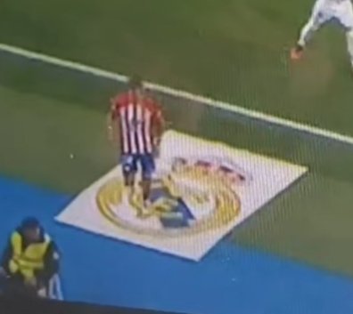 Liko_madridista's tweet photo. Para ElDesmarque, la noticia es que Mourinho pisó el escudo... Pero por si caso les adjunto esto https://t.co/w8vRKbkx6E