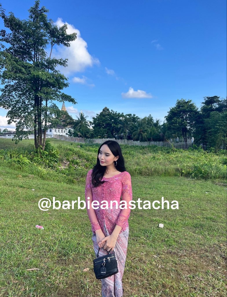 barbieanastacha's tweet photo. anyone yg nk collab  and bang me with this kebaya😜😜 https://t.co/IOdsJ9lPjA