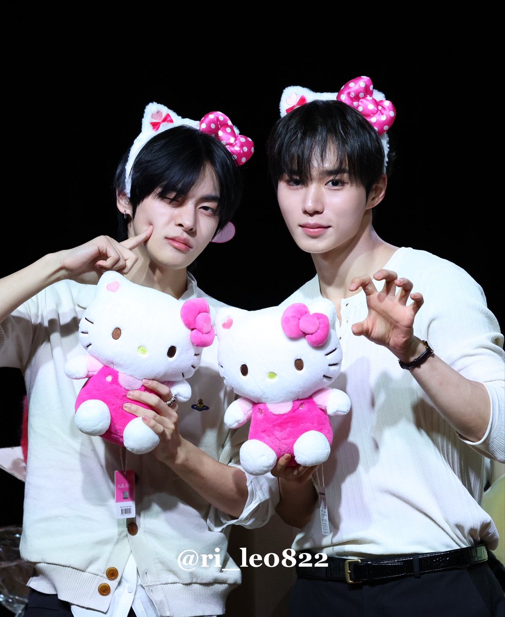 ri_le0822's tweet photo. Hello Kitty 💞

#LEO #리오
#ALPHADRIVEONE
#musickorea 260921 https://t.co/aCcjTQdEHE