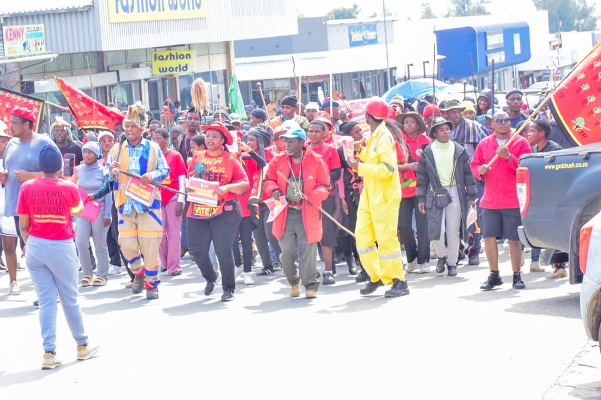 zizipho50's tweet photo. Peaceful March in Matatiele led but Commissar @madlomo37 , Incoming Mayor of Matatiele. Marching against Land thieves and Lack of service delivery

The AmaHlubi Land was recently taken by amaBhulu in a land under Tribal Authority 

They built a Farm and took all that belongs to residents
 
#VoteEFFLGE  #VoteEFF
