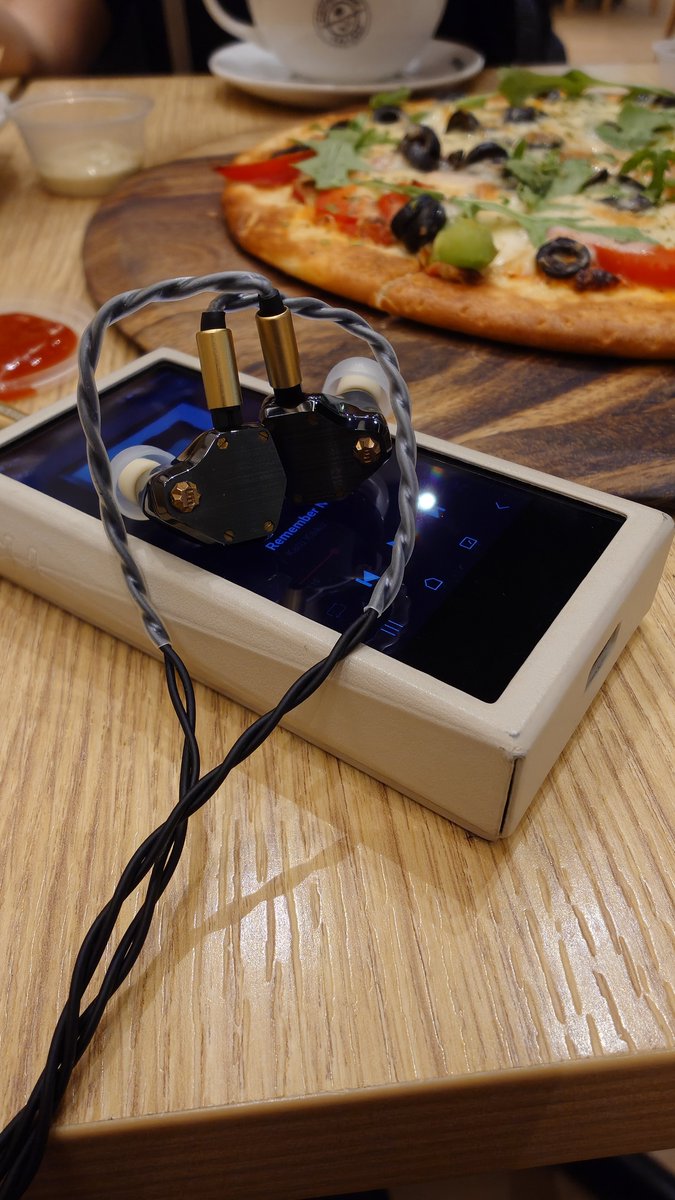 shhrbsh's tweet photo. Pizza and music 🍕+ 🎙️
Perfect combination 😁
#A&ultima
#Astell&Kern
#SP3000M
#CopperNickel
#UniqueMelody
#MestJetBlack
#Azla https://t.co/t3vyRUGLyW