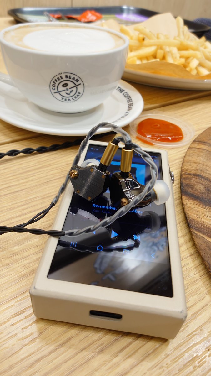 shhrbsh's tweet photo. Pizza and music 🍕+ 🎙️
Perfect combination 😁
#A&ultima
#Astell&Kern
#SP3000M
#CopperNickel
#UniqueMelody
#MestJetBlack
#Azla https://t.co/t3vyRUGLyW