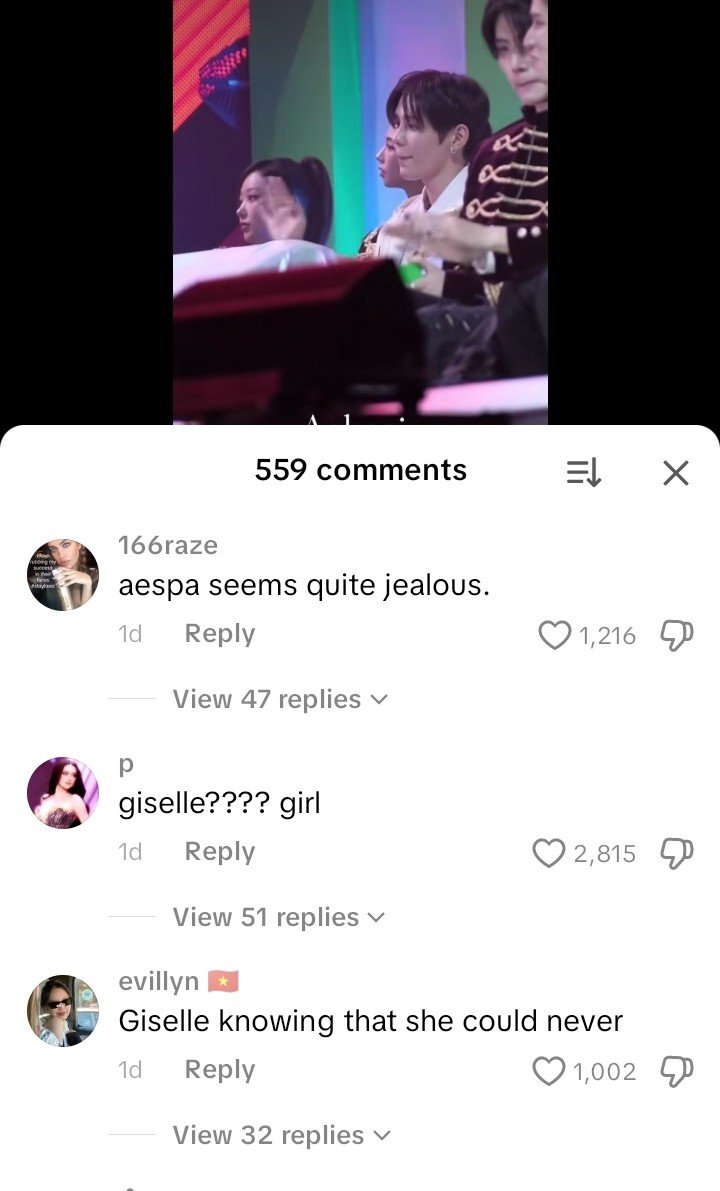jksversaces's tweet photo. yall were crying last year when jennie got the same treatment https://t.co/eXnoLeTldc