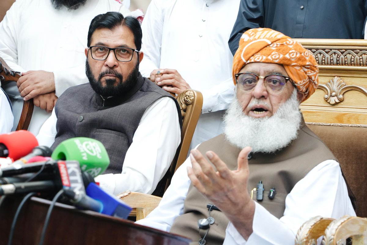 juipakofficial's tweet photo. اسلام آباد: امیر جےیوآئی مولانا فضل الرحمان پریس کانفرنس کر رہے ہیں۔ https://t.co/RU3BugjJi4