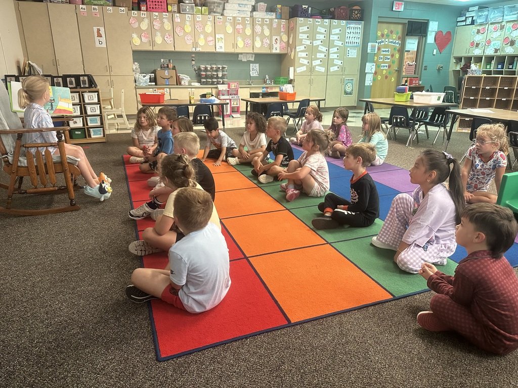 SQThomasElem's tweet photo. A 2nd grade student in Mrs. Schuchardt's class landed on the "challenge" space on their class reading board game. She earned her roll by reading 60 minutes and chose to read to Ms. Meier's kindergarten class. https://t.co/IvJksWbRje