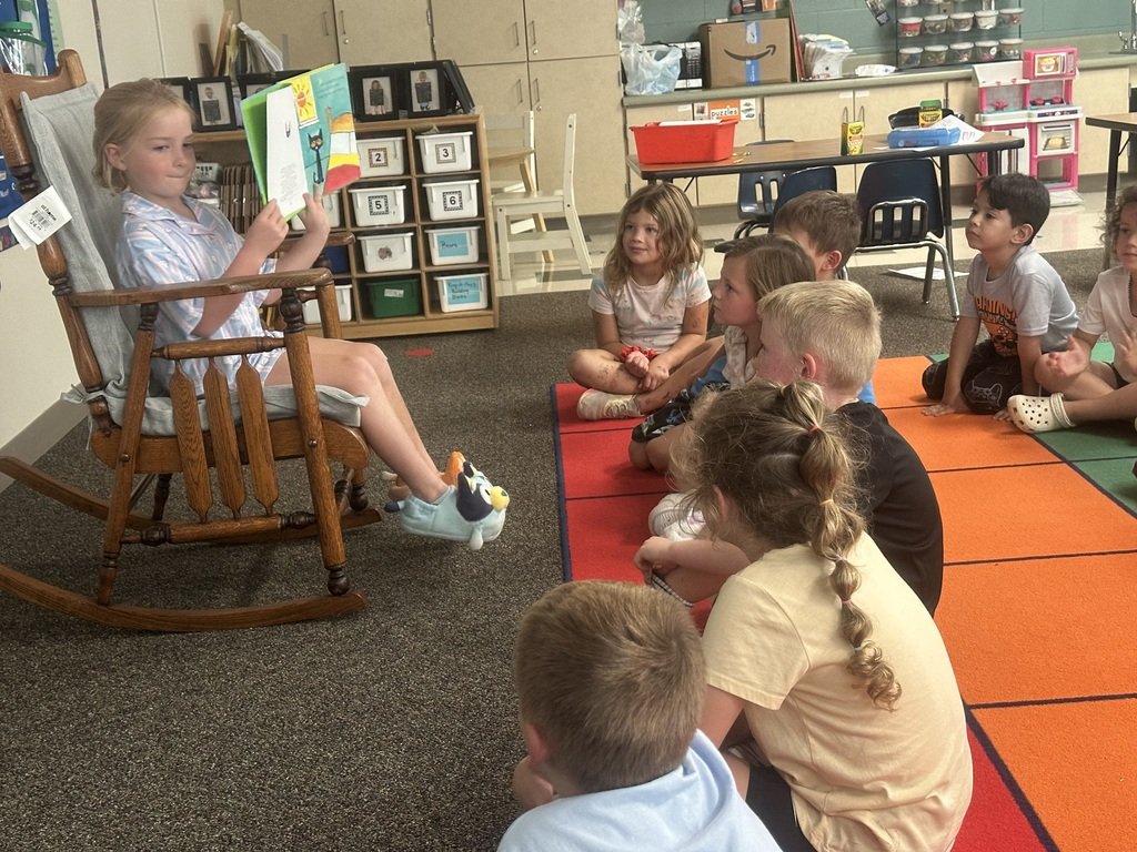 SQThomasElem's tweet photo. A 2nd grade student in Mrs. Schuchardt's class landed on the "challenge" space on their class reading board game. She earned her roll by reading 60 minutes and chose to read to Ms. Meier's kindergarten class. https://t.co/IvJksWbRje