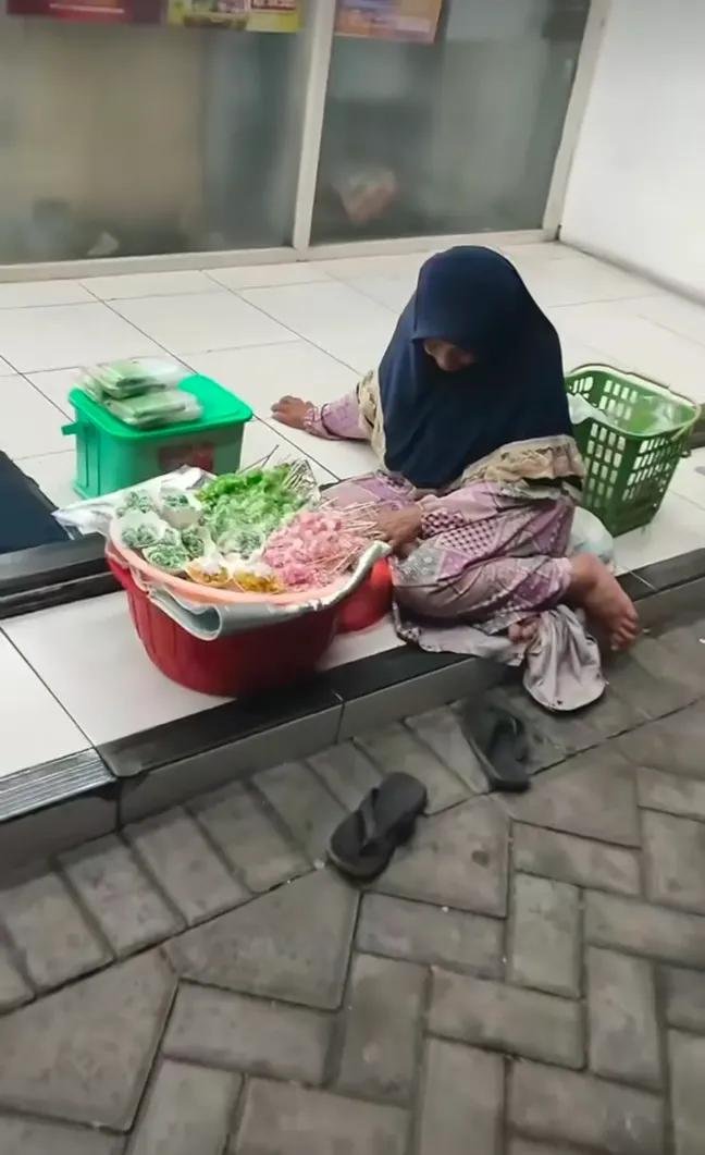 LiaAfri03881071's tweet photo. Warga X khususnya Pandaan, barangkali ke indomart perempatan taman dayu (sebelah alfamidi). Yuk larisin jualan kue ibu ini. Ibunya udah sepuh, biasanya jualan sampai larut malam. Kasihan kadang kue nya masih banyak padahal rasanya enak. Dia diem, gak maksa orang untuk beli. Sesekali liat ibunya kadang  ketiduran 🥹
cc yogadwipantoro