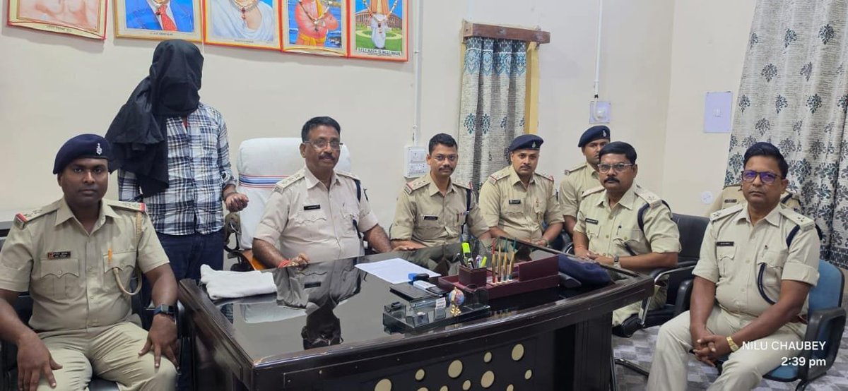 mohdept's tweet photo. कंचन ज्वेलर्स में हुई हथियारबंद डकैती के मामले में सिंगरौली पुलिस ने अंतरराज्यीय कार्रवाई करते हुए चौथे आरोपी सोनू उर्फ शाबिर अंसारी को गिरफ्तार किया है। गढ़वा पुलिस की संयुक्त कार्रवाई में हुई गिरफ्तारी के बाद आरोपी की निशानदेही पर 15.33 ग्राम सोना और ₹3,500 नगद बरामद किए गए। https://t.co/VRs6YFNMXh