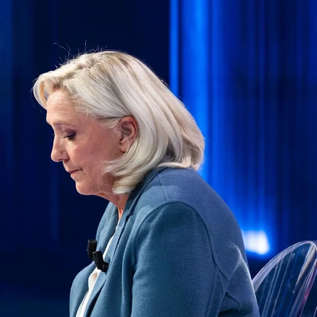 AlertesInfos's tweet photo. 🇫🇷 FLASH - Ségolène Royal s’imagine déjà au second tour de la présidentielle face à Marine Le Pen et a même préparé sa punchline : "Entre nous deux, il y en a une qui n’a pas de bracelet électronique". (Le Nouvel Obs) https://t.co/woOilngTpv