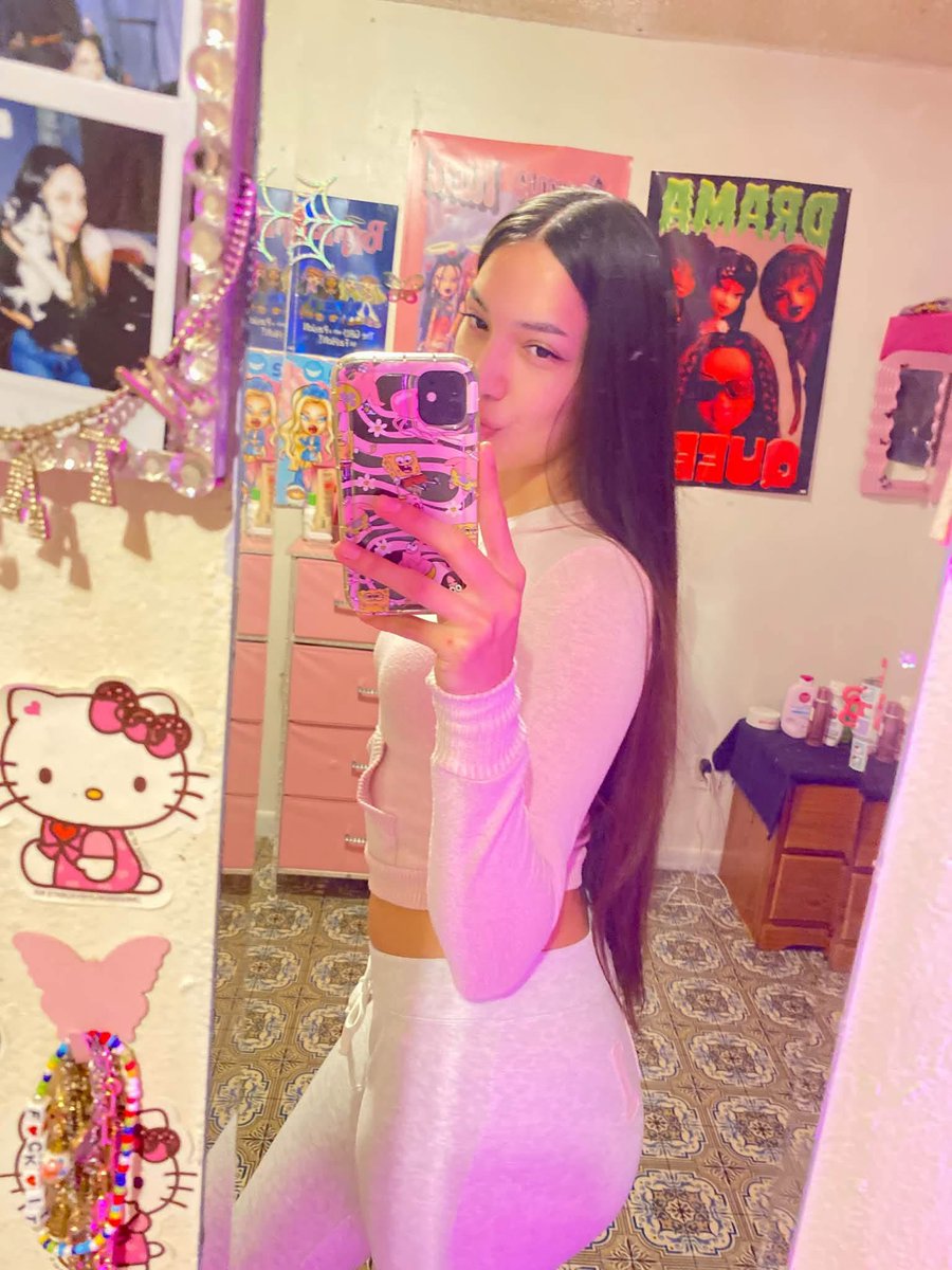 iarr_uh's tweet photo. sweater weather♡ https://t.co/5q9ENgdhXL