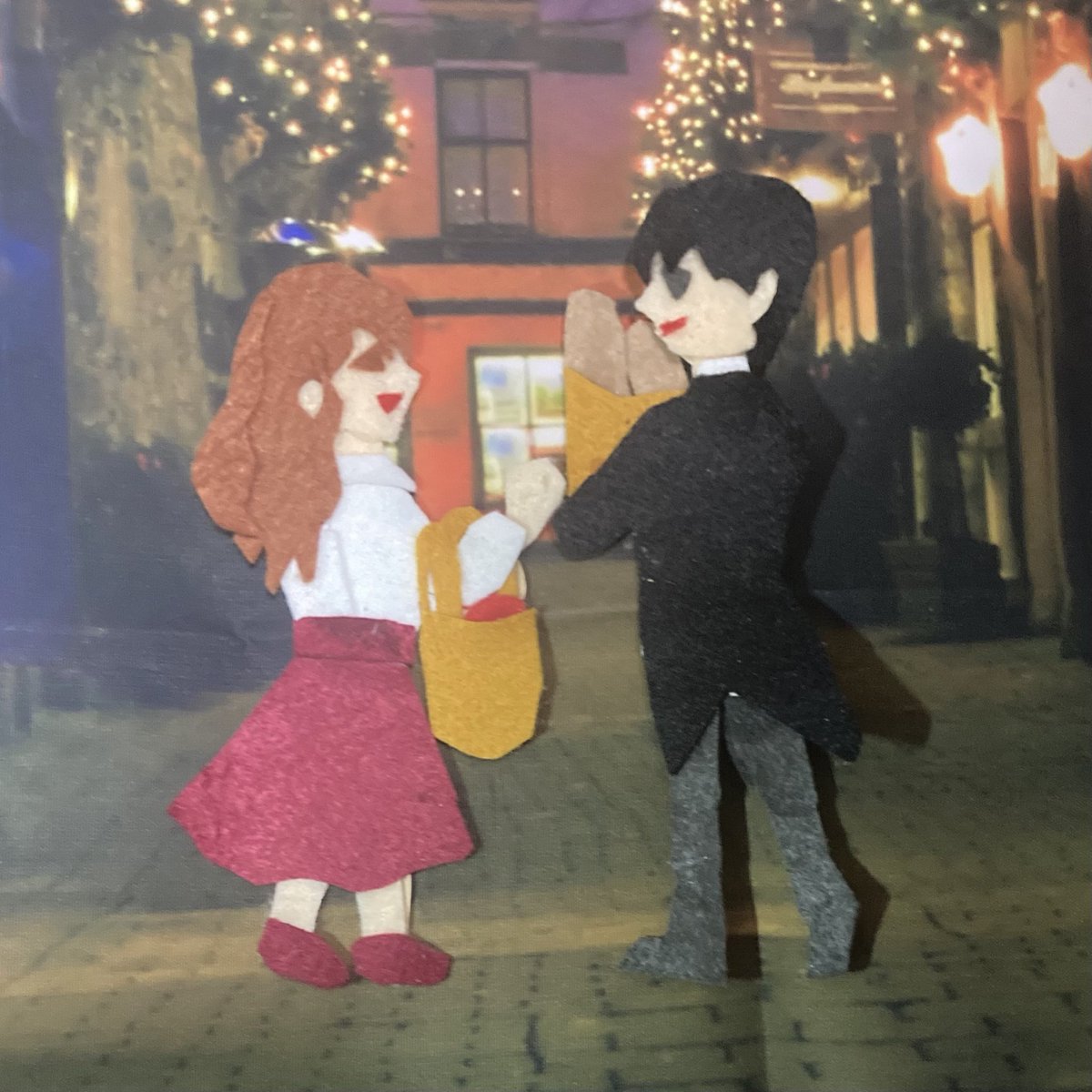 hX5stkPZWFoPoqD's tweet photo. セバスチャン、
お誕生日おめでとう🎁

真面目で万能、だけどクスッと笑わせてくれる🤭
貴方がいないとお屋敷の暮らしは始まらなーい😆
これからもよろしくお願いします🥰
①2年前BD作
②セバスはお屋敷のお母さん❓🤭
ワンドロ‼️ ③④
お題　帰り道、雨宿り
#イケヴァンFA
#平面フェルト人形　
過去作 https://t.co/u7nfo2snn3