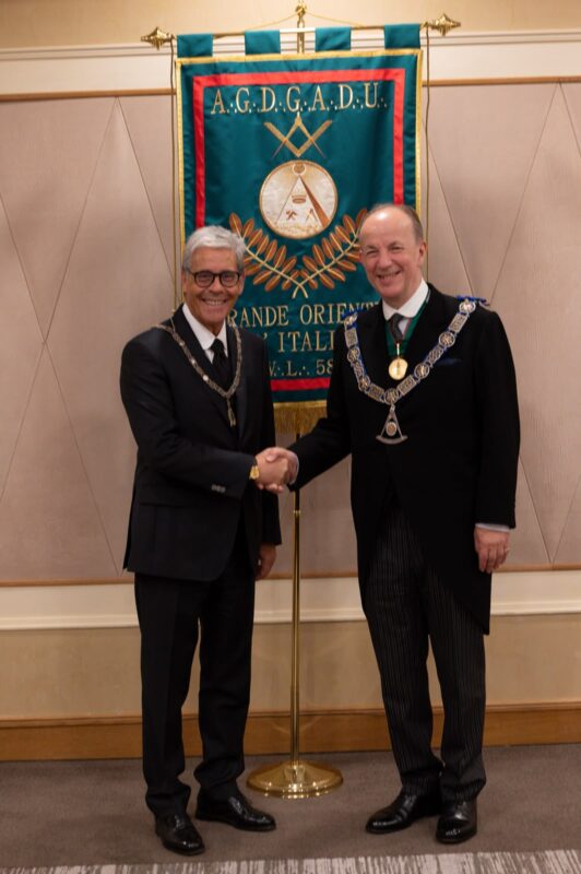 GrandeOrienteit's tweet photo. Il Grande Oriente d'Italia di #PalazzoGiustiniani conferisce l’onorificenza Giordano Bruno a Jonathan Spence, Pro Grand Master della @UGLE_GrandLodge, in occasione della Gran Loggia Straordinaria a Roma. #Massoneria #Freemasonry

▶️  https://t.co/ISXkqNt4Jx https://t.co/kbrnM2jAZe