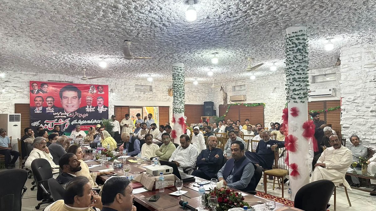 SalamatAli_ppp's tweet photo. پھول نگر میں سابق وزیراعظم راجہ پرویز اشرف کی پریس کانفرنس:
درپیش معاشی و سیاسی بحران، عوام کے بڑھتے ہوئے مسائل اور پی پی پی کا آئندہ کا سیاسی ایجنڈا زیرِ بحث۔
صدر فیصل میر اور دیگر سینئر رہنماؤں اور جیالوں کی شرکت۔
منجانب: سلامت علی
#PPP #Pakistan  #RajaPervaizAshraf https://t.co/u5LcuOVPSp