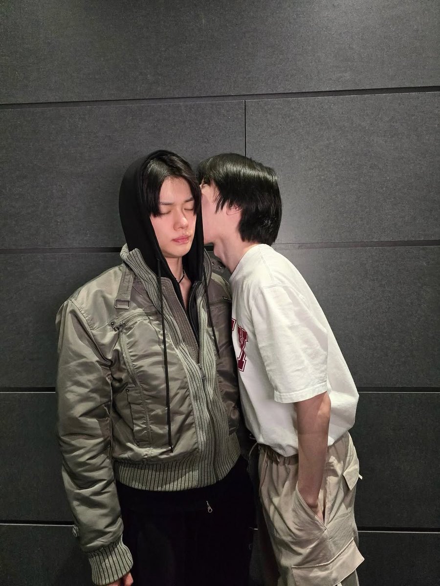 btxtbear's tweet photo. I love how they’re always just Doing Some Shit https://t.co/QPLULNAKq3
