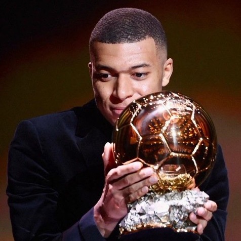 MadridXtra's tweet photo. 🚨 Kylian Mbappé: “I had a GREAT INDIVIDUAL YEAR, and I know that’s the most IMPORTANT criteria for the Ballon d’Or.

I was the TOP SCORER in all competitions.

I think it could be a good year for me, I FEEL IT DEEP DOWN.

I would be DISAPPOINTED to not win it. When a competitor doesn’t win, he is DISAPPOINTED.

My COMPETITIVE SPIRT WOULD BE HURT.”