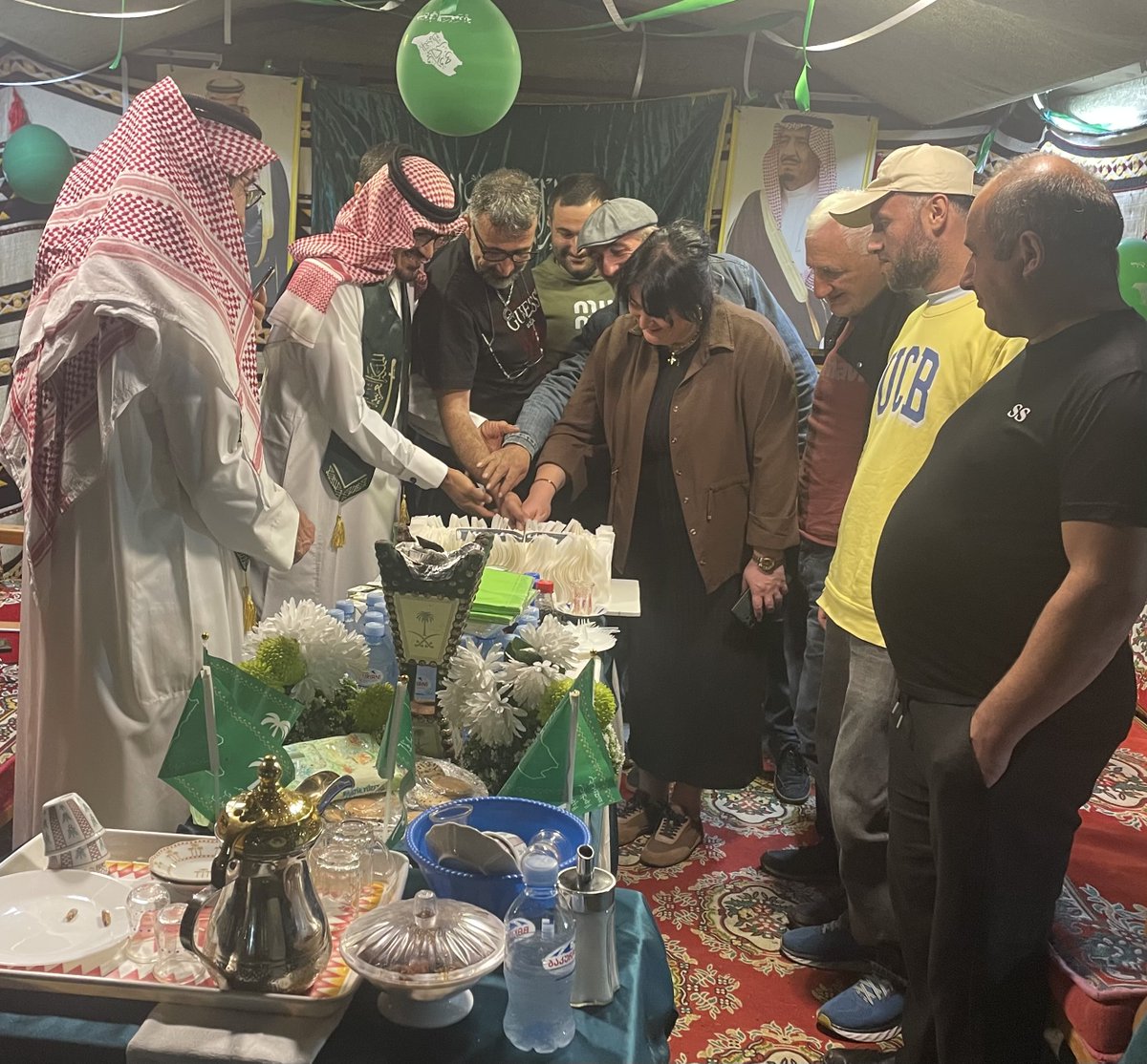 aldhafairy2's tweet photo. مساهمة مع فرحة شعب بلادي في #اليوم_الوطني_السعودي_٩٦  فقد اقمت انا واخي ابو محمد والاخ ابو عامر ، حفل رمزي في منزلي ب #جورجيا ، شاركني فيه الاصدقاء والجيران، وتشرفنا ايضا بمشاركة عضو البرلمان الجورجي السيدة تمارا مع زوجها ومديرة مكتبها في هذه الليلة ، وقد عرضت لهم فلم عن #المملكة_العربية_السعودية  وتسلسل حكام هذه البلاد العظماء ، وقدمت لهم هدايا ، تعبر عن شكري لهم لمشاركتنا هذه الفرحة .