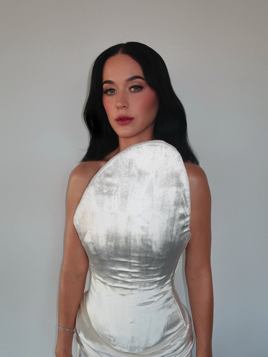 todaykatyp's tweet photo. New Instagram update from Katy Perry during her visit to the Lucas Museum of Narrative Art https://t.co/8EEVZYR0R8