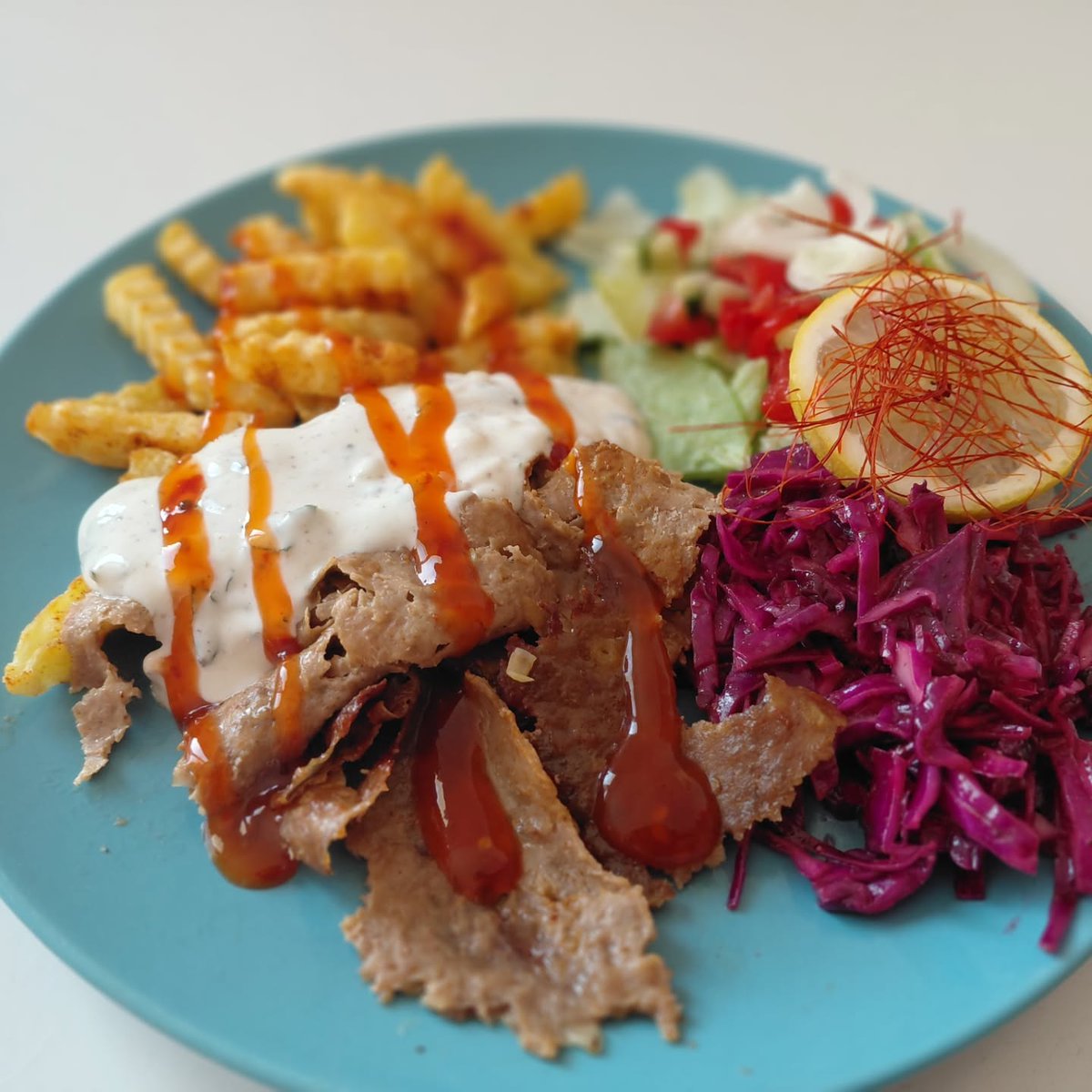 YettaDular's tweet photo. Sponsored

Have you ever made the viral parchment-paper döner yourself? Since I wanted to try sumac in a savory dish, we had döner plates with fries, salad, and delicious sauce yesterday. **Meat** 
Season mixed ground meat with salt, pepper, https://t.co/1Uo6naSGYs