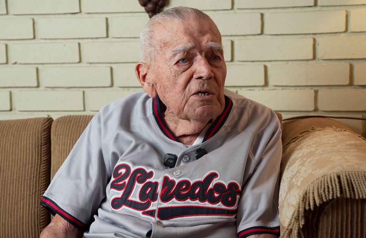LaredosTecos's tweet photo. ¿Se acuerdan de la carta que nos llegó hace unos meses sobre un juego de 18 entradas de nuestros #Tecos🦉 en 1950?

Hoy don Raúl Salinas cumple 100 años de edad, y viajamos en el tiempo🕰️🔙con las anécdotas que nos compartió sobre ese memorable suceso.

📲 https://t.co/GtalJINIlB https://t.co/V4VixPVWaR
