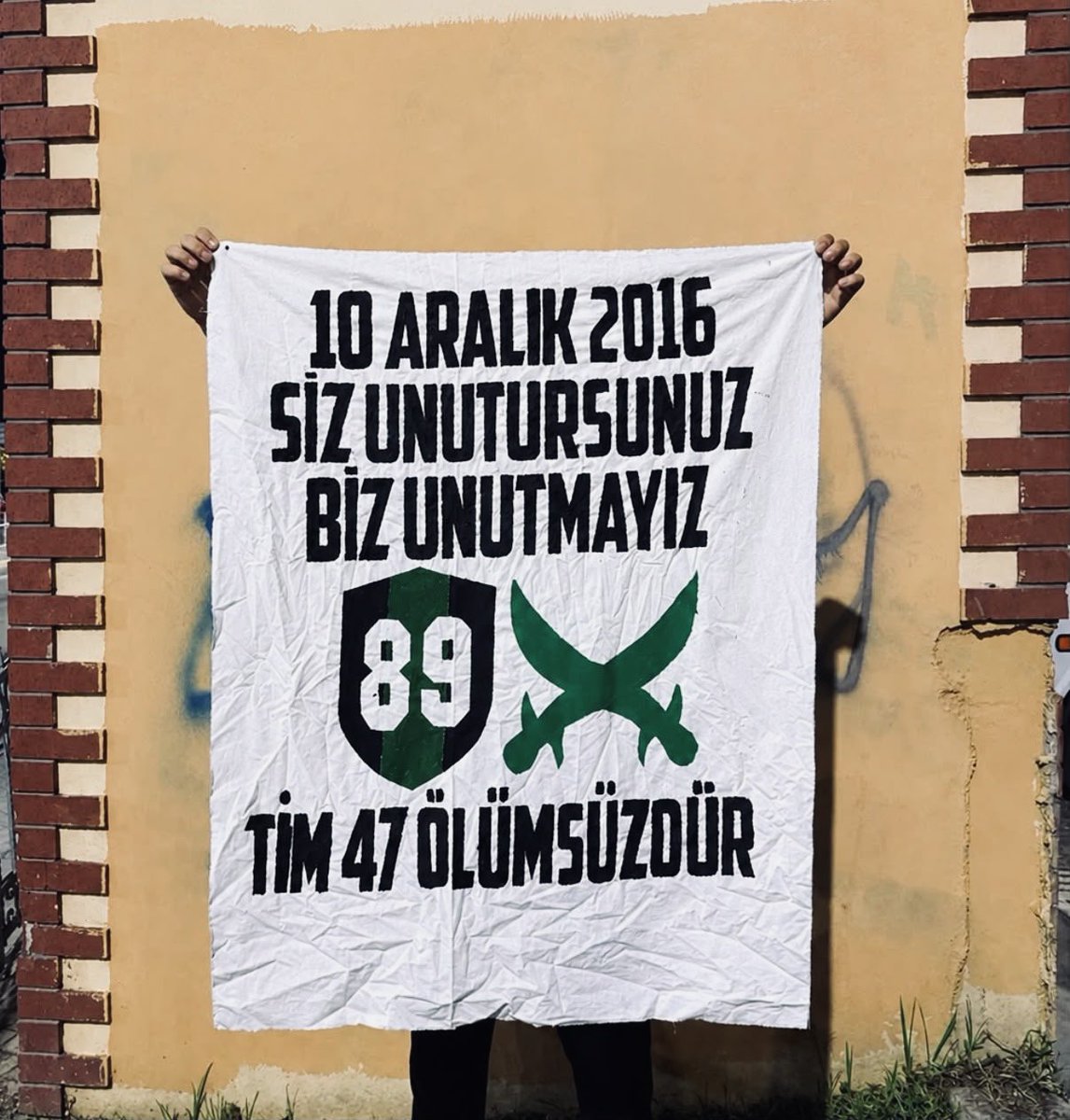 group1966's tweet photo. 10 Aralık 2016 Tim-47 ölümsüzdür!
Siz unutursunuz biz unutmayız!

TERÖRE TESLIM OLMAYACAĞIZ! https://t.co/Qk20vXw2c5