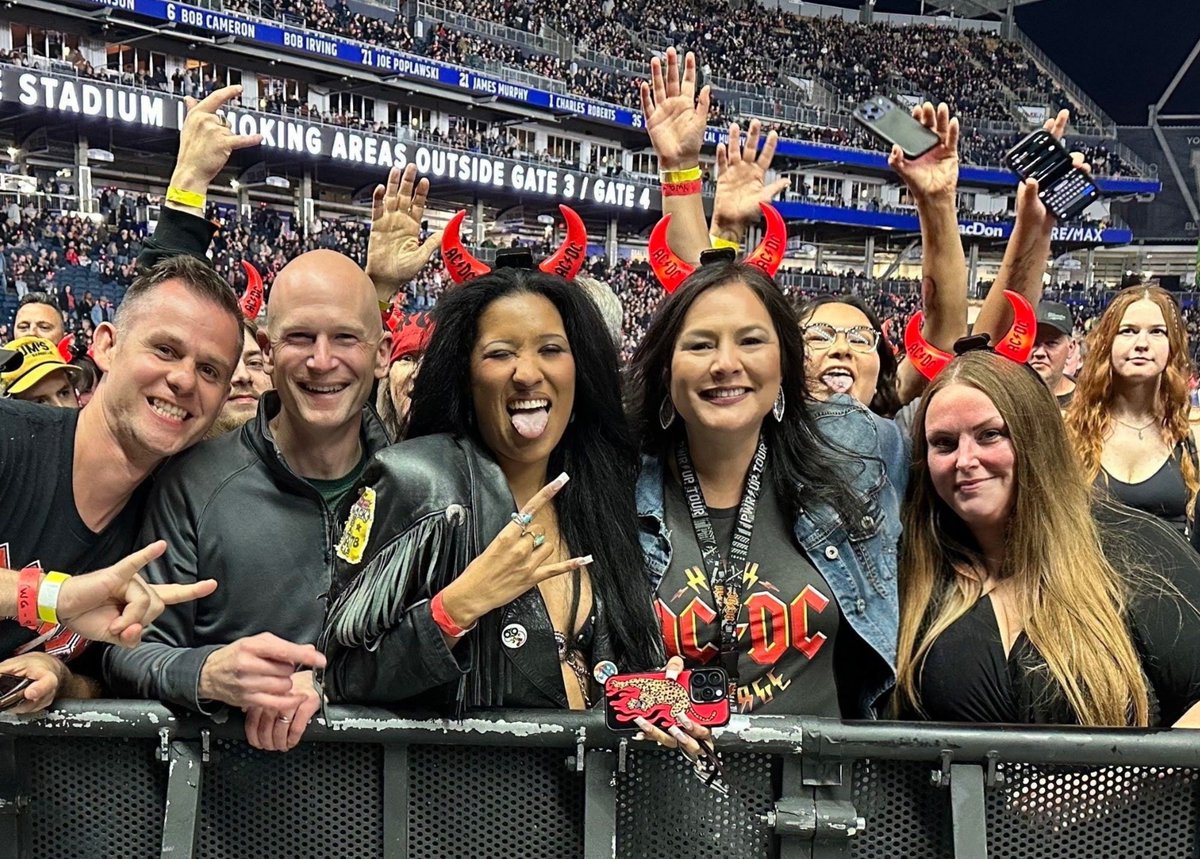 nuts4luke's tweet photo. Thank you @acdc for rockin' out with all of us in Winnipeg one more time!
#PWRUPTour @TPROfficial https://t.co/m95oEHkUp7 https://t.co/vPtU0ortEv