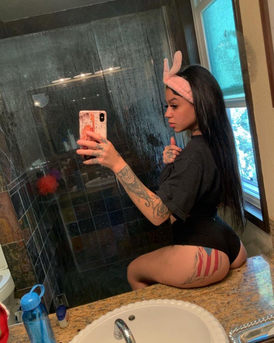 it_nicki_'s tweet photo. https://t.co/PO6GMB5O45