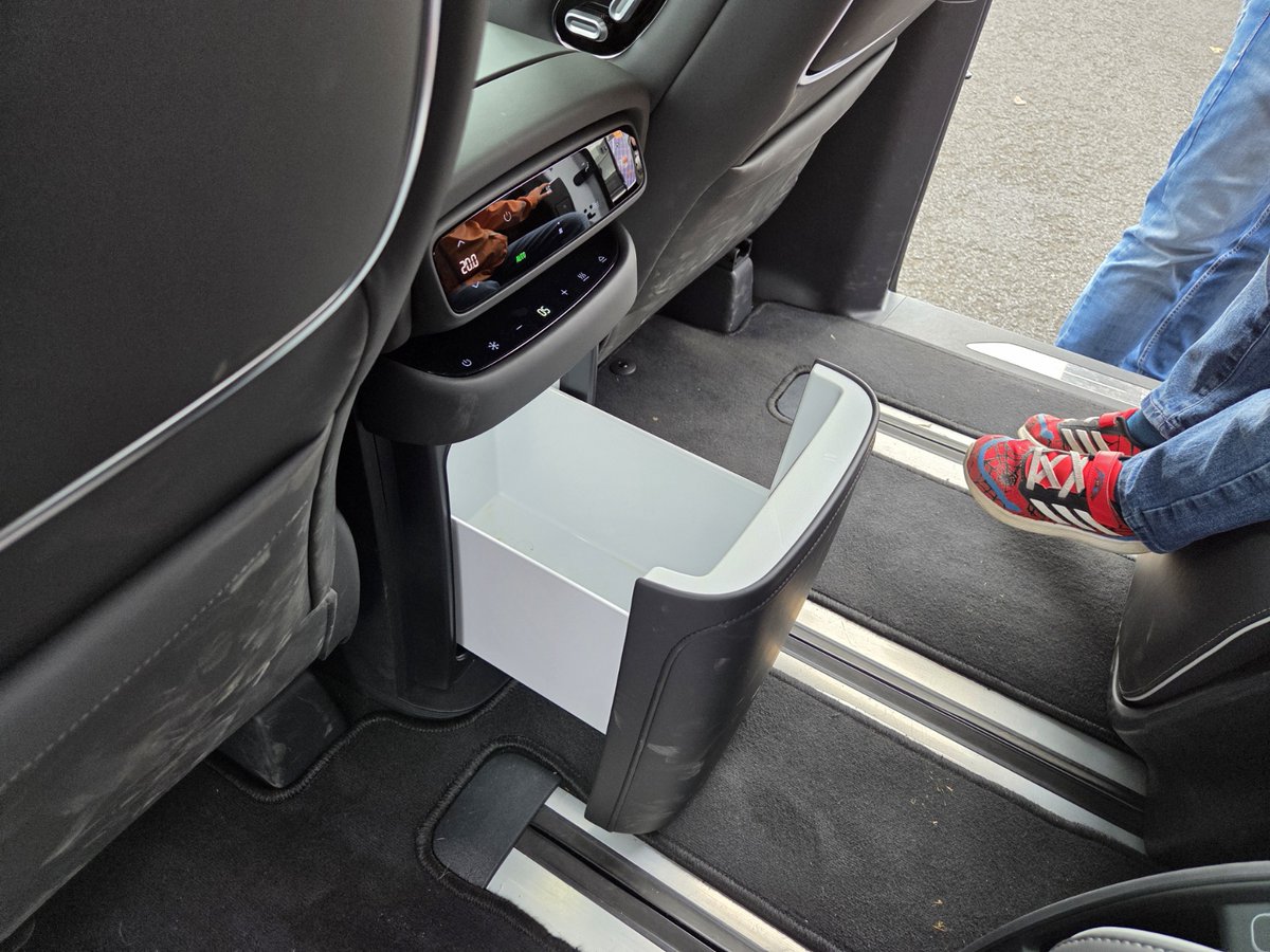 Bassmaster187's tweet photo. Auf der elektrischen community Messe hat Xpeng ausgestellt. Ich muss zugeben, ich hab nicht schlecht gestaunt, was da für (vergleichsweise) wenig Geld angeboten wird. Massagesitze sogar hinten, beleuchteter Kühlschrank, der Motorgetrieben öffnet. Glasdach mit elektrischem Rollo. Motorisch ausklappbarer Fernseher. Digitaler Rückspiegel. 500kW Ladeleistung. V2L. 7 Jahre Vollgarantie usw...  Ok, kein Frunk, aber das lässt sich verschmerzen. Und die Software mega gut - ok, ich hab gedacht, die wäre 1:1 von Tesla kopiert 😂
Beim Familenvan dachte ich eher an eine Wellness Oase anstatt an einem Auto. Da hat eigentlich nur ein Wirlpool gefehlt...
Ich weiß noch nicht ob das Heck mir vom Xpeng P7+ gefällt oder nicht, aber der Rest ist der Hammer. 
Ich glaube, da muss die Konkurrenz sich echt warm anziehen.